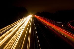 Abstraktes Bild für Schnelligkeit: Rote und gelbe Lichter auf der Autobahn